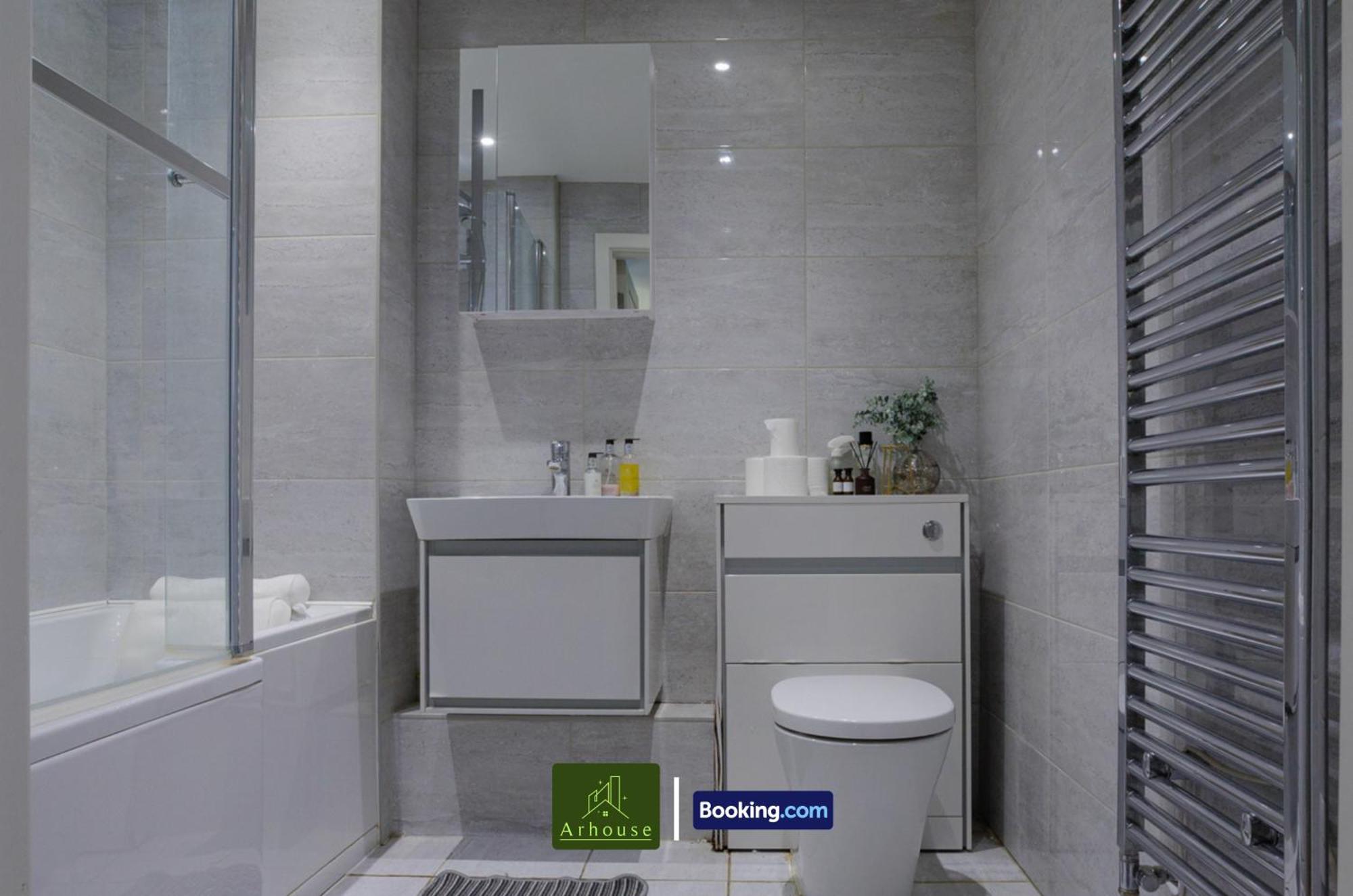 One Bedroom Apartment By Arhouse Apartments Short Lets & Serviced Accommodation Kingston With Free Wifi Kingston upon Thames  Bagian luar foto