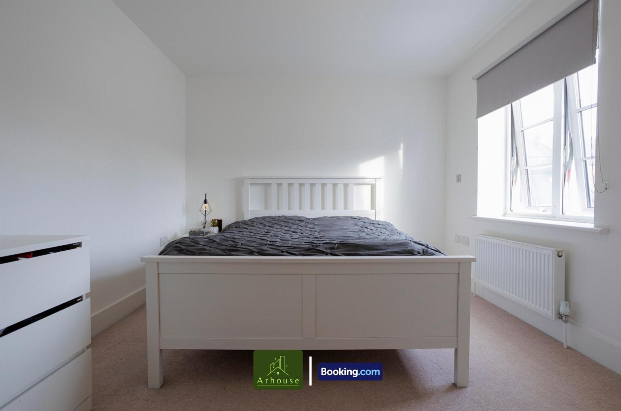 One Bedroom Apartment By Arhouse Apartments Short Lets & Serviced Accommodation Kingston With Free Wifi Kingston upon Thames  Bagian luar foto