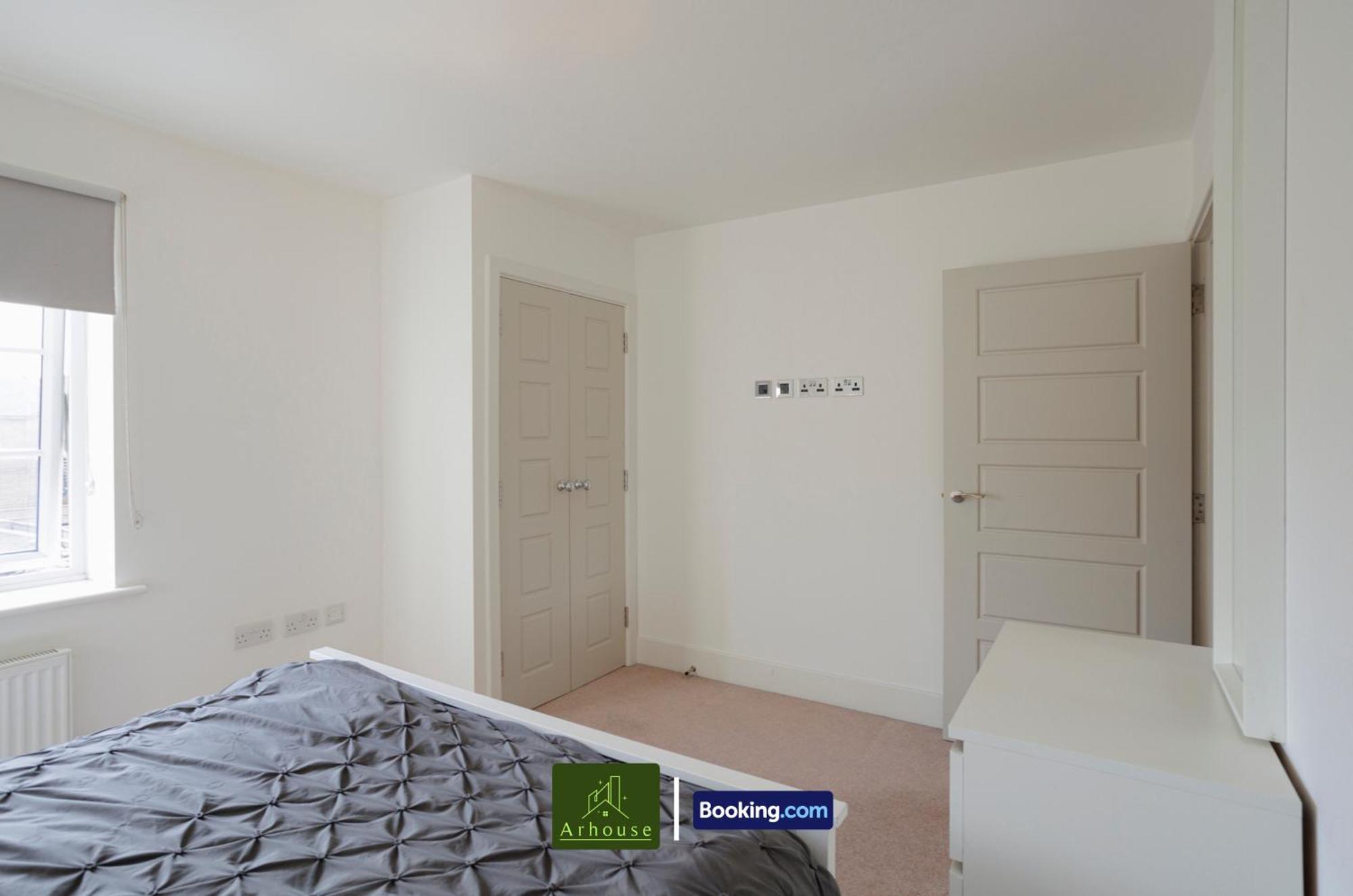One Bedroom Apartment By Arhouse Apartments Short Lets & Serviced Accommodation Kingston With Free Wifi Kingston upon Thames  Bagian luar foto